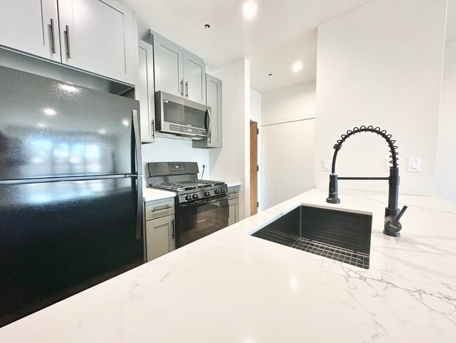 Building Photo - 1541 Ocean Ave Unit 309 Rental