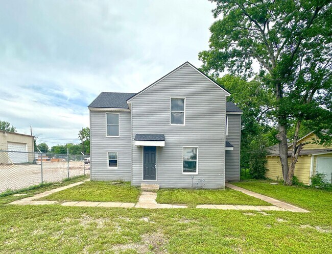 Building Photo - Duplex *upstairs*