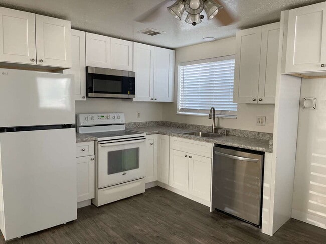 Building Photo - "Charming 2-Bedroom Retreat in Pleasant Gr... Unit Apt 02