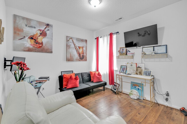 Photo - 423 Reflection Ln