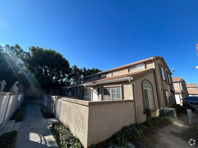 Building Photo - PRICE REDUCTION! Charming 3 Bedroom 3 Bath... Rental