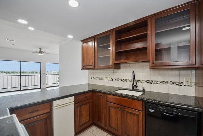 Building Photo - 401 Lakeside Ln Unit 311
