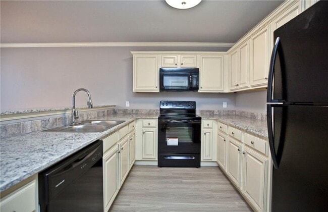 Photo - 4 Bed 4.5 Bath Townhouse just mins away from the University!