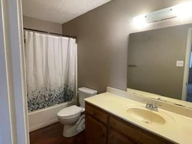 Photo - 2/2 Large 1200 Sq Ft Duplex with Garage and Large Backyard