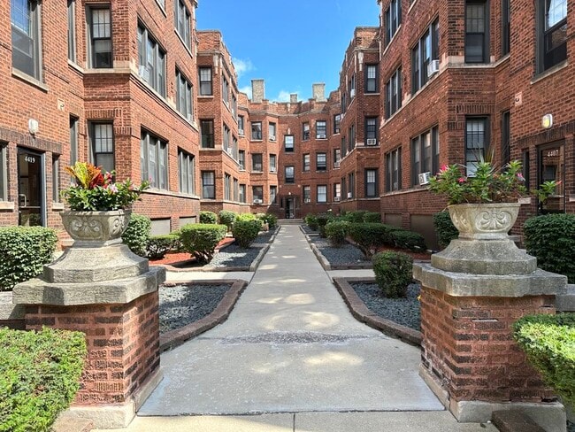 Building Photo - 4420 N Wolcott Ave Rental