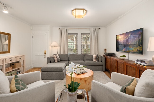 Building Photo - 37 Everett St Unit Gorgeous 2 Bedroom