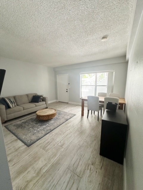 Photo - 9248 Collins Ave Unidad 105 Rental
