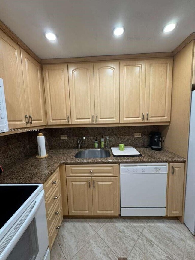 Photo - 5005 Collins Ave Unit 714