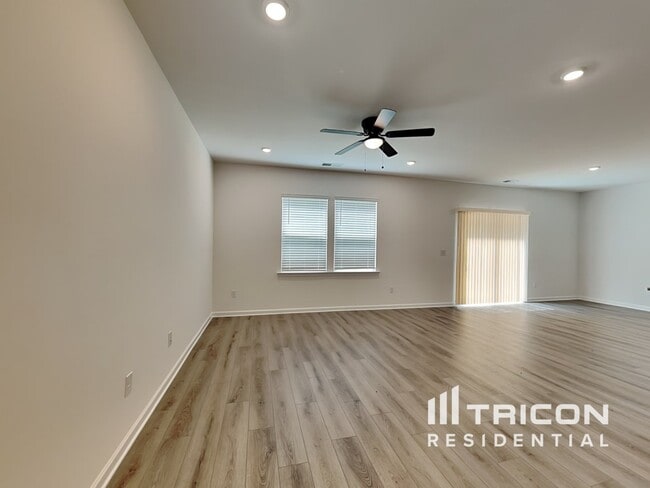 Photo - 2472 Lennox Rd SE