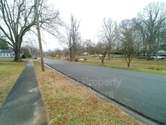 Photo - 609 E Willowbrook Dr