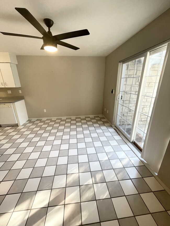 Photo - 2453 N Lynndale Dr