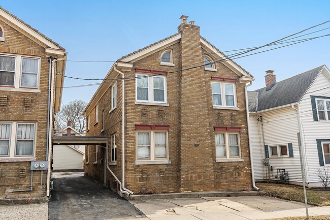 124 S Chicago Ave
