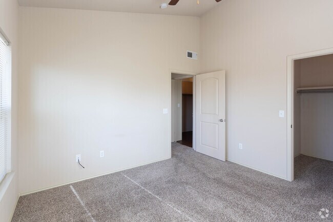 1BR, 1BA - 739 SF