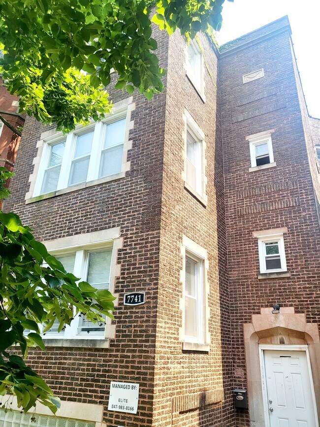 Building Photo - 7741 S Yates Blvd Unit 2 Rental