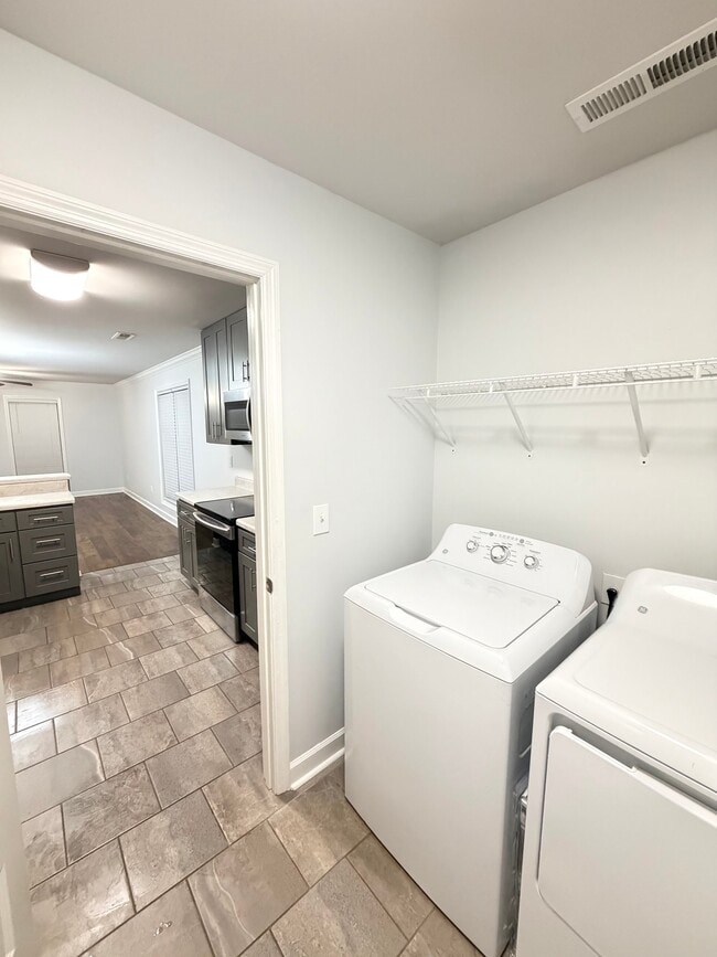 Photo - 127 Hedge Ln