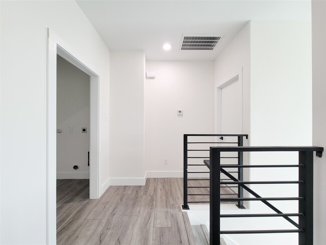 Building Photo - 1901 Mary St