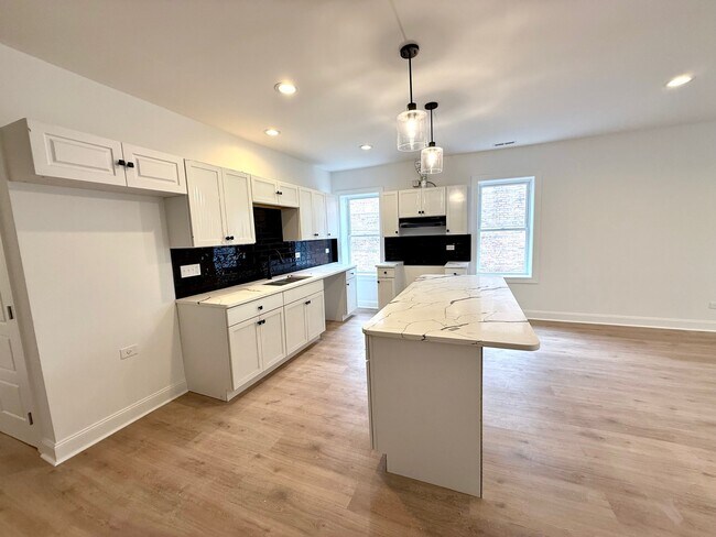 Photo - 7841 S Essex Ave Unidad 1S