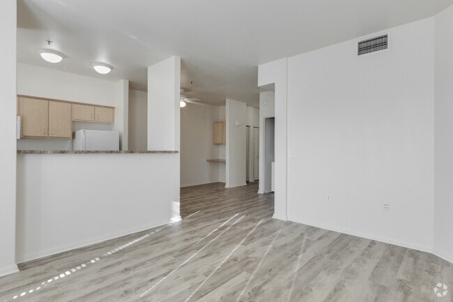 2BR, 2BA - 689SF