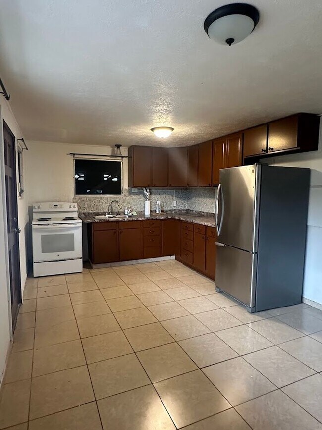 KALIHI UKA House 6 bedrooms, 2 full bath a... House Rental in
