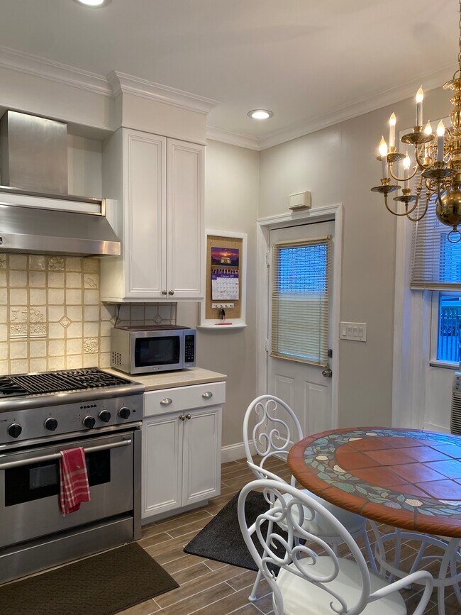 Dacor range/hood vented outside - 346 Bushkill St Unidad # 1-Furnished