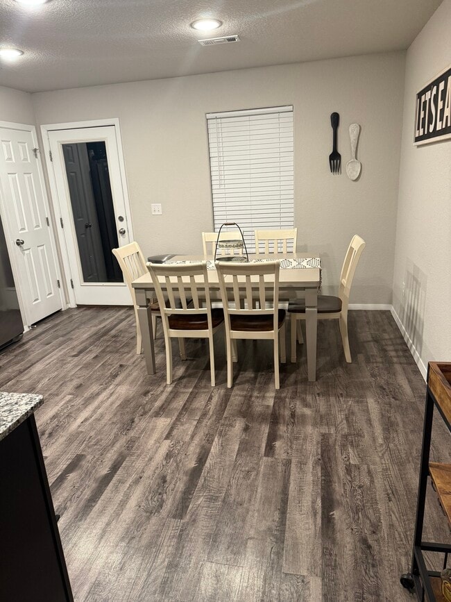 Photo - 329 Colton St