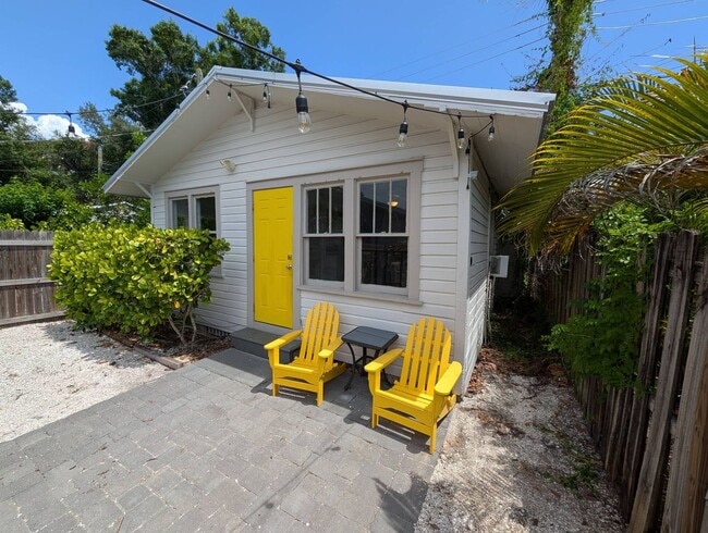 Building Photo - Adorable Rental in the Heart of Sarasota