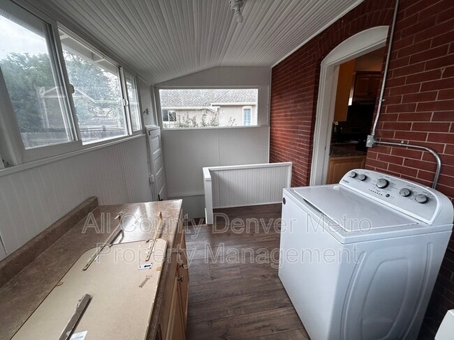 Photo - 3774 Yates St