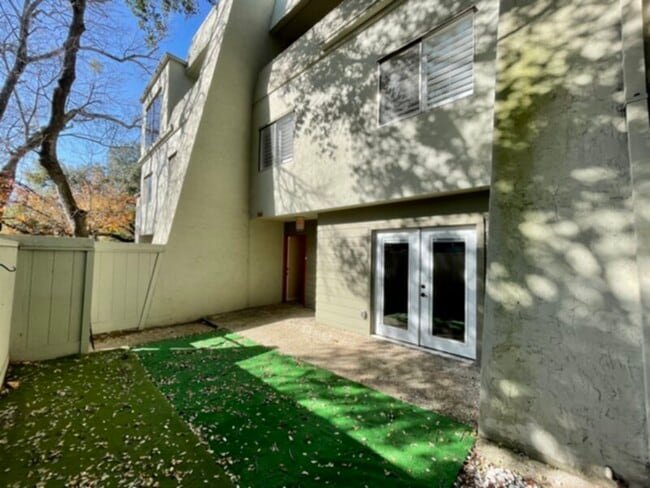 Building Photo - 3103 Eisenhauer Rd