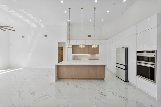Photo - 410 Sabal Way