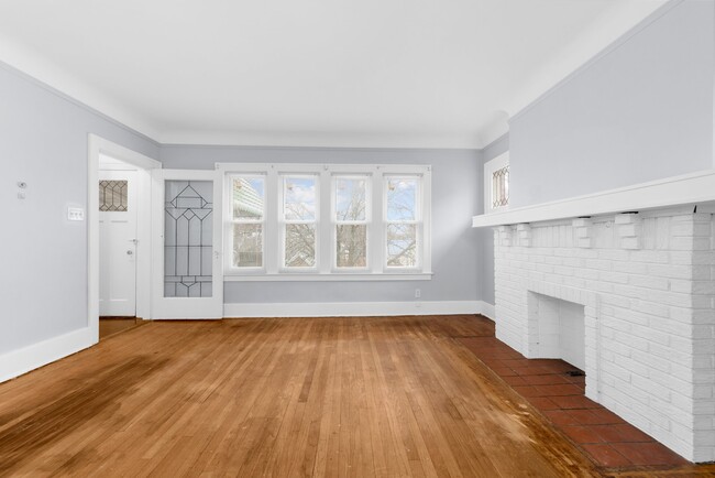 Photo - 966 Beaconsfield Ave Unit 964