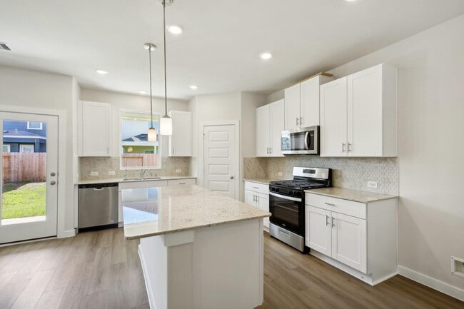 Building Photo - 586 Avisa Dr