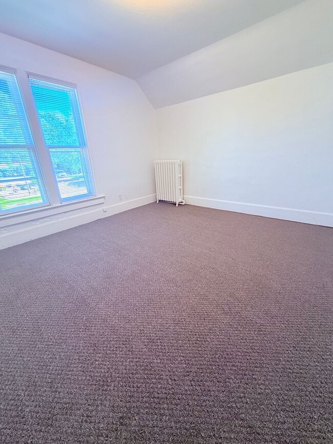 Building Photo - 424 1st Ave SE Unit 2