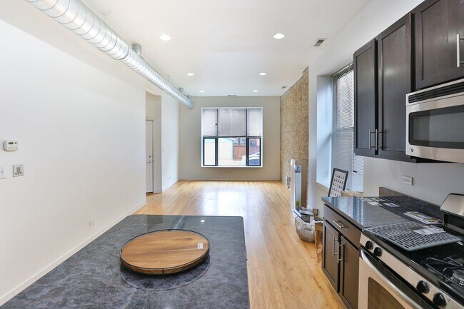 Photo - Amazing Noble Square Large (1600 s.f.) 3 Bedroom 2 Bath Duplex Unit 608 -1