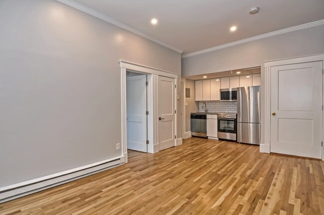 Building Photo - 30 Walnut St Unit 2
