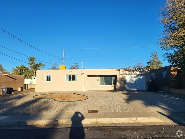 Building Photo - NE 3 Bedroom 2 Bath Rental