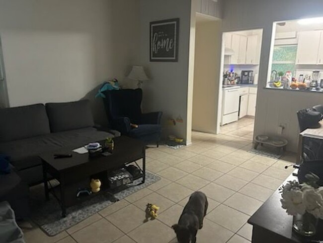 2 bed 1 bath house near UF law available J... - 2 bed 1 bath house near UF law available J...