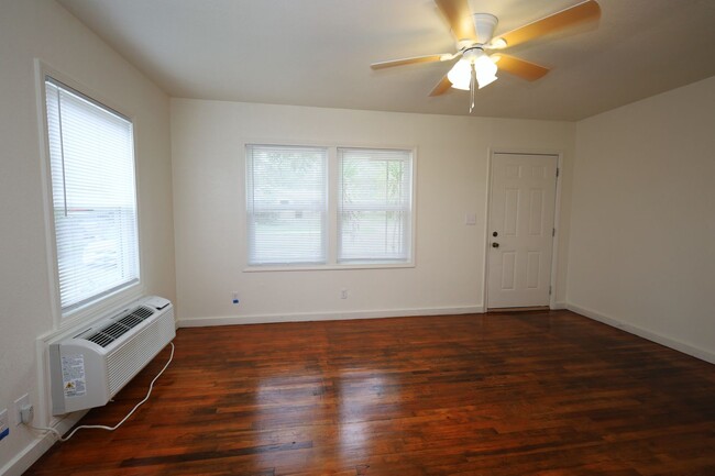 Photo - 1705 Clover Dr