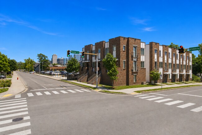 Building Photo - Modern 2 Bedroom Townhouse