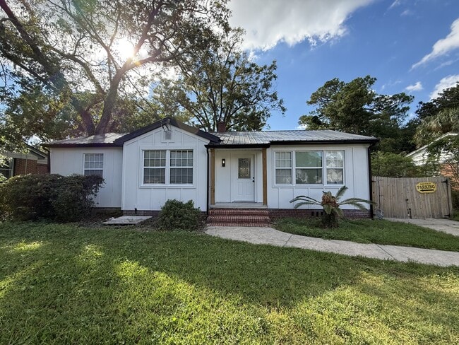 Building Photo - 2204 Redfern Rd