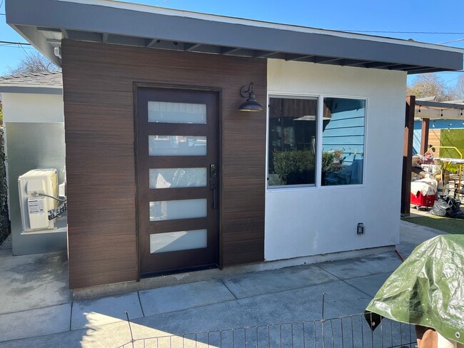 Front Entrancr - 3231 Magnolia Ave House
