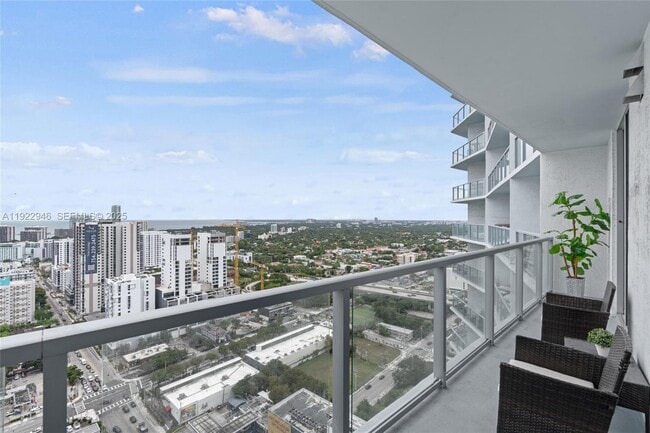 Building Photo - 185 SW 7th St Unit 3314