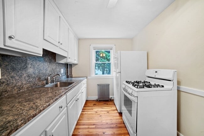 Building Photo - 431 Adams St Unit 3