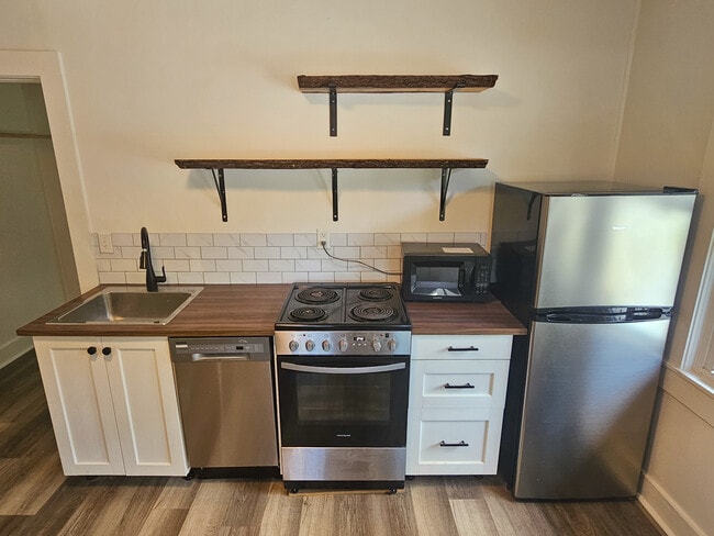 Photo - 105 Campbell St