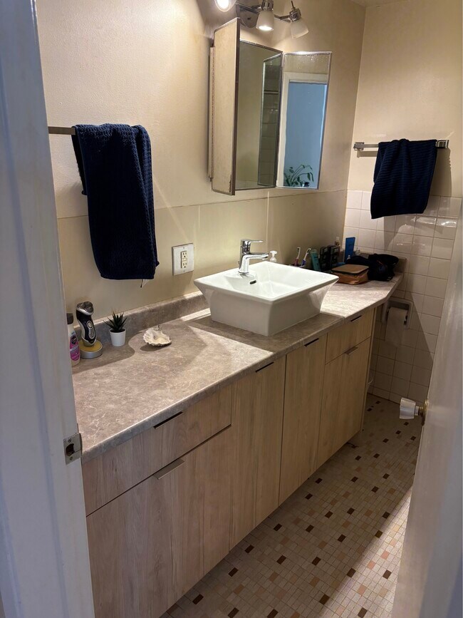 Photo - Macdonald Manor - 1BR 1BA