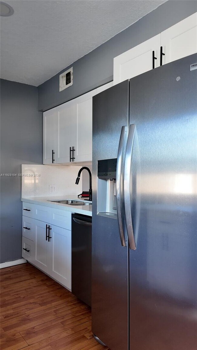 Building Photo - 465 SW 86th Ave Unit 208