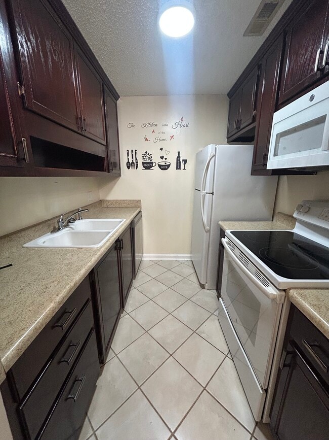 02_Kitchen - 1208 Bush River Rd Unit A4