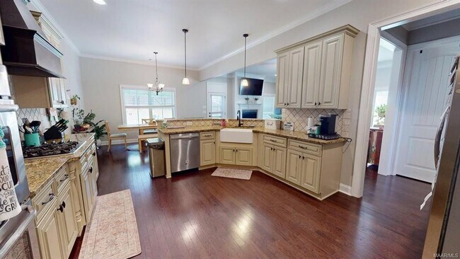 Photo - 440 Sydney Dr N