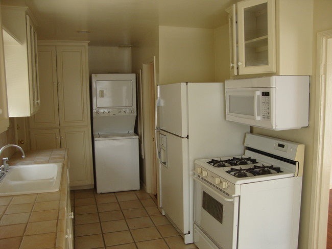 Full kitchen view - 812 Bard St