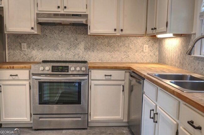 Photo - 587 Wedgewood Dr