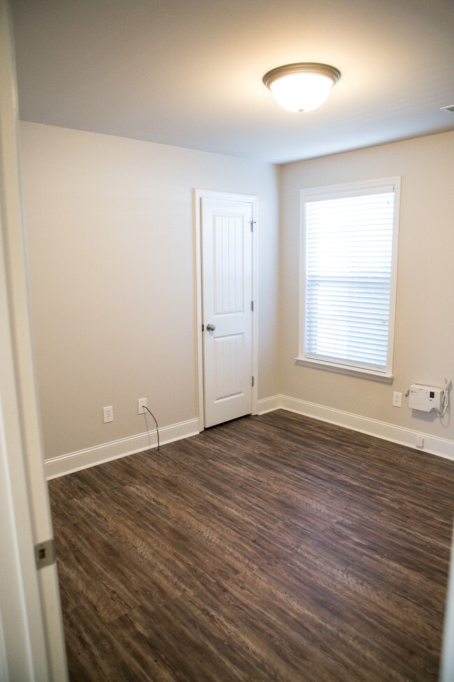 second bedroom - 307 Dovington Dr